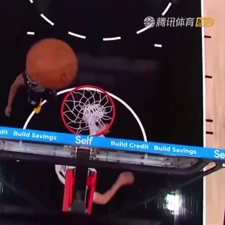 罕見一幕！努爾基奇拋投 球神奇停在籃板上沿 看呆凱爾登?。ㄅ瑺柣婕\）